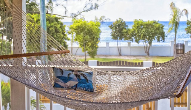 Blue Breeze Grand Turk - Classic Bermudean Beach House, Modern interior