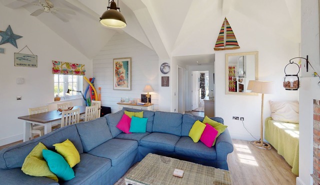 Blue Moon - a beach house that sleeps 5 guests in 2 bedrooms
