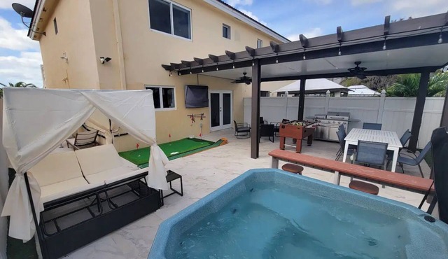 Boutique Style Home 3 Bedrooms Mini-Golf, BBQ, Hot Tub, EV-Charger Games Casino
