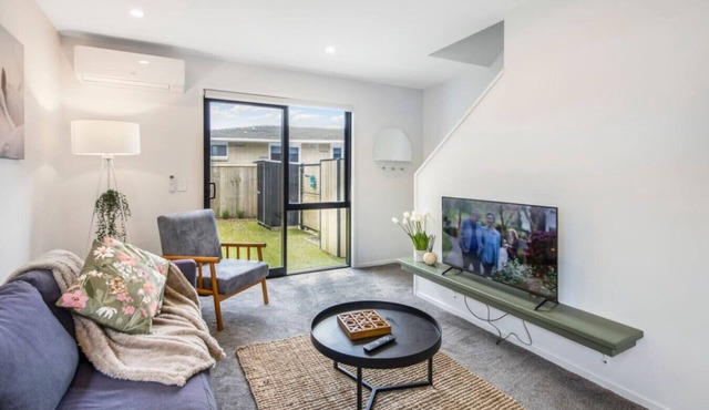 Bright and Comfortable 2BR Stay on Rainey Grove