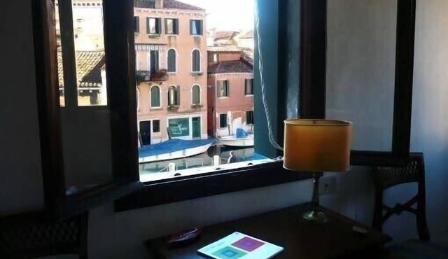 CA 'DEL PONTE - bright apartment with stunning views over the canal