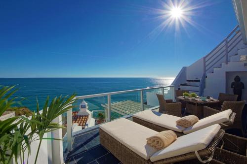 Casa Latino - Oceanfront - Luxury & Charming Villa- Rooftop Jacuzzi by DreamvillasAlbufeira