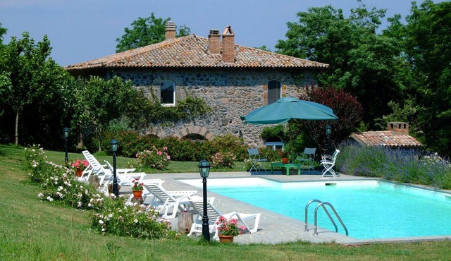 Casale sovrastante il lago-Collina Blu