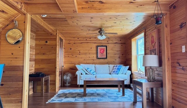 Cedarway Riverview Lodge-by Brudenell River overseeing golf course