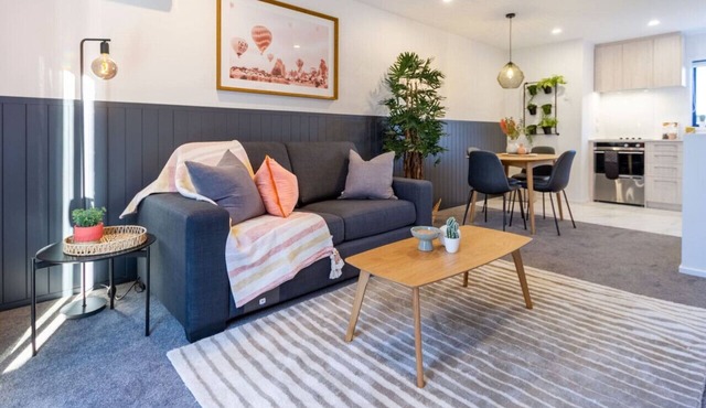 Central Charm 2 bed 2 bath with sunny Balcony
