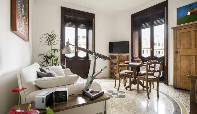 Central, elegant apartment fully furnished in a stately building.