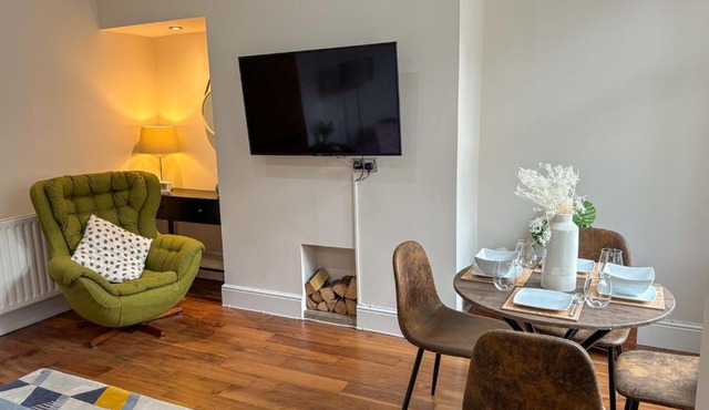 Central Horsforth Stone Cottage - 10 mins from LBA