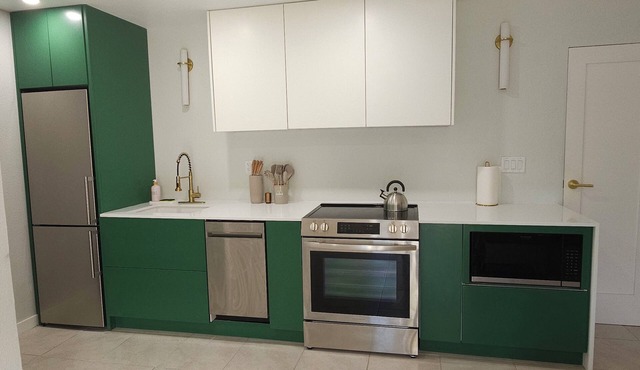 Centrally located 2-bed unit w/washer/dryer, Wi-Fi, pool, and nearby dining.