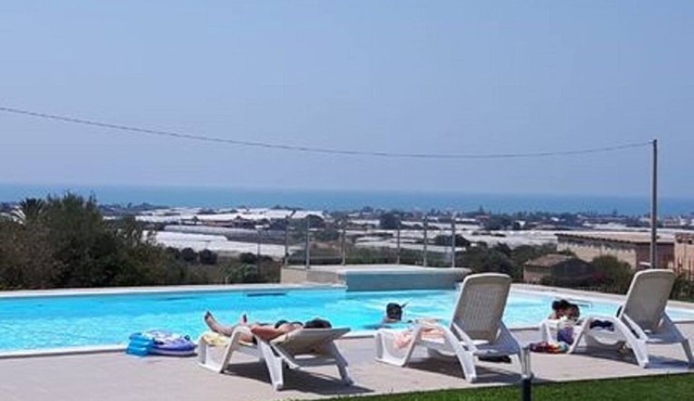 Charm, home emotions Baron sea view, swimming pool, wifi and BBQ
