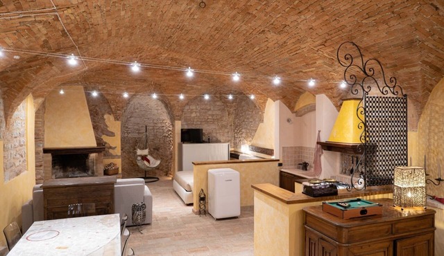 Charming brick and stone loft in a 17th-century chapel in the historic center