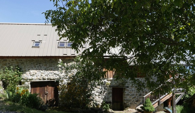 Charming, comfortable chalet, mountains, lakes and skiing.