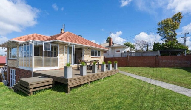 Charming One Tree Hill House by Furnished Rentals