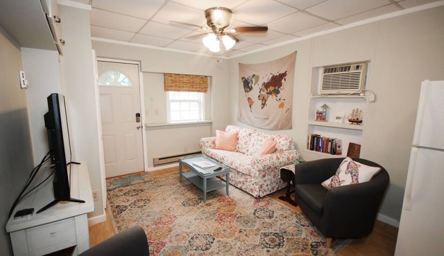 Cheerful 1 bedroom, Close to Beaches, Central Location