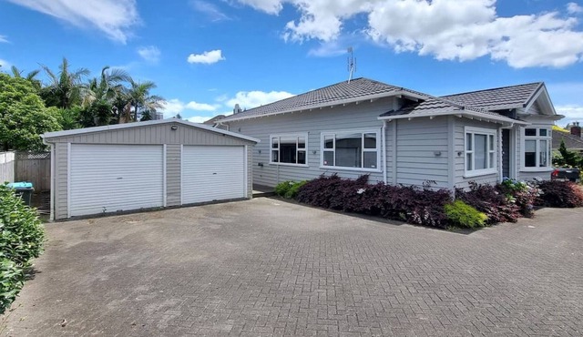 Cheerful 5 - Bedroom Home with Free Parking