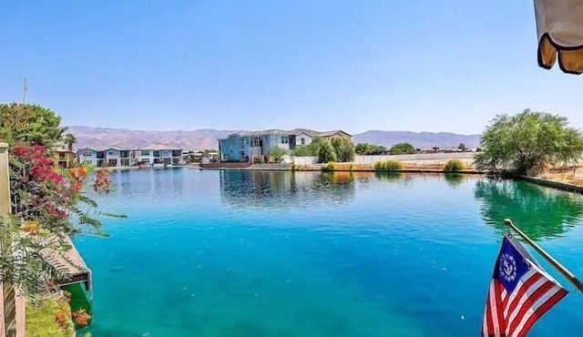 🏝️Chic villa on the lake! 3 bed 3 bath, Golf, bbq & fun in the sun 🌵🏝️🍦👙