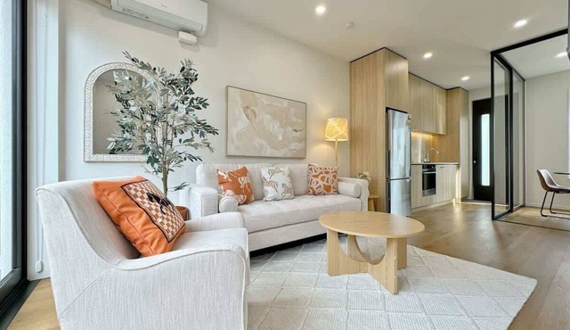 City Haven Retreat 2BR Townhouse vs AC & Backyard