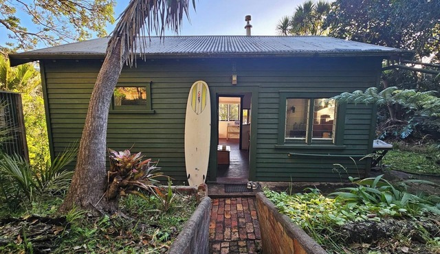 Classic Piha Bach - Seaview Road