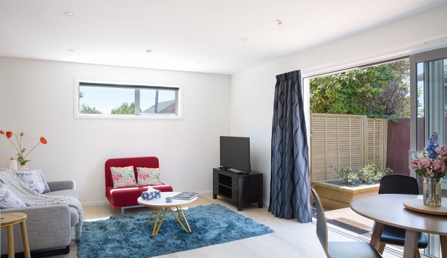 Classy Modern Unit. Walk to shops, bars & cafes. Pet-Friendly! Bus at gate.
