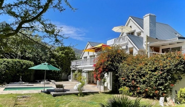 Close to the beach at the foot of the most beautiful coastal road, the Chapmanspeak
