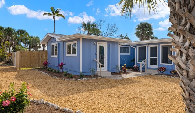Coastal Chic Cottage "Sandpiper" minutes to the beach! Free bikes