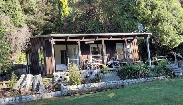 Cod Cottage, a quintessential kiwi bach in Duvauchelle Bay, Akaroa