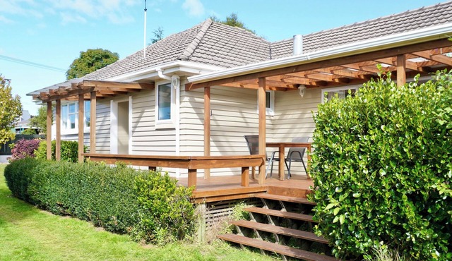 Comfortable Home, Big Backyard