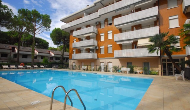 Comfortable flat by the pool