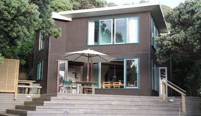 Comfortable North Piha family beach-house