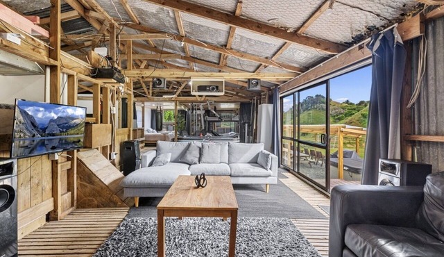 Converted Woolshed where the quirks are as abundant as the laughs!