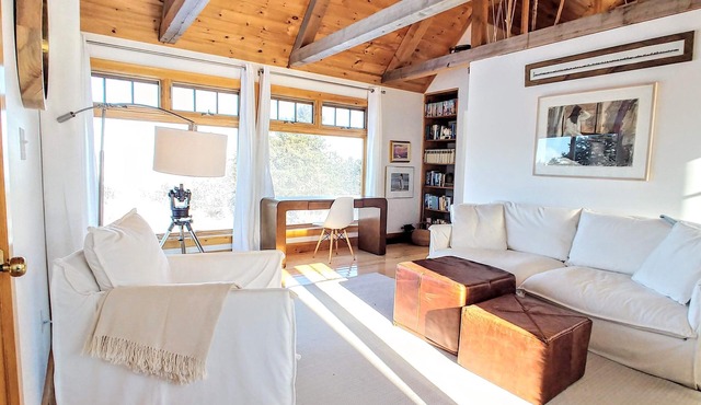 Cottage with private beach on the North Shore