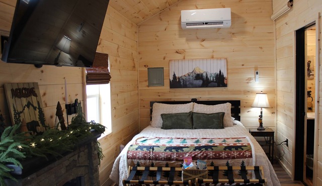 Cozy 1-bedroom cabin with a fireplace and air conditioning.