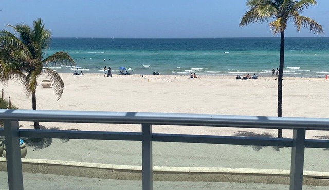 Cozy Beachside Studio Steps from Hollywood Beach!