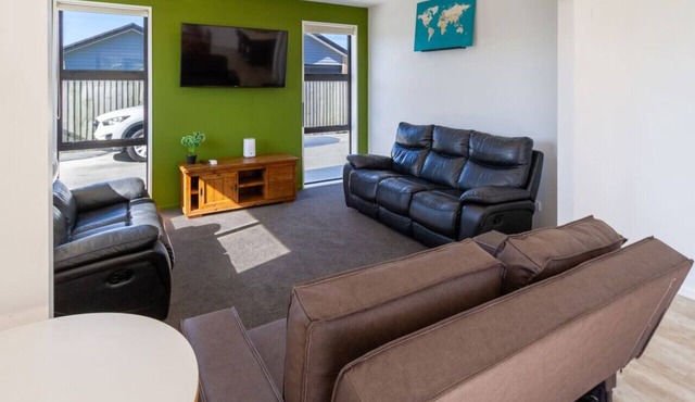 Cozy Hornby Bungalow with Garage