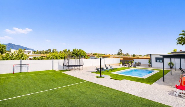 Cubo's Casa Soles & Football field/soccer field/private pool/free wifi