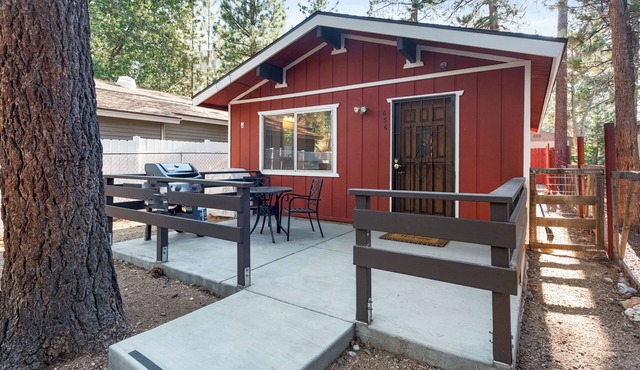 Cute Cozy Cabin - Nestled in the quiet neighborhood of Sugarloaf. Smart TV, Fireplace, BBQ