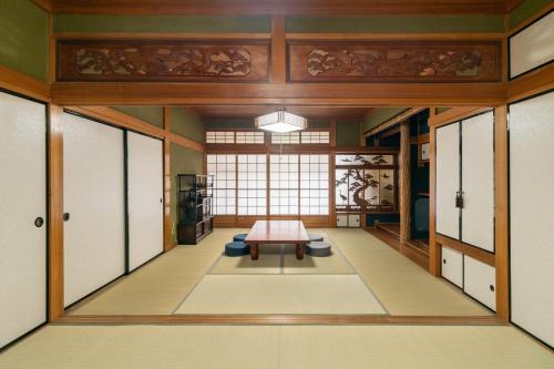Dazai-fu Japanese-style residence Spacious 5LDK for up to 16 people Enjoy a comfortable stay with 2 parking spaces and 3 bathrooms