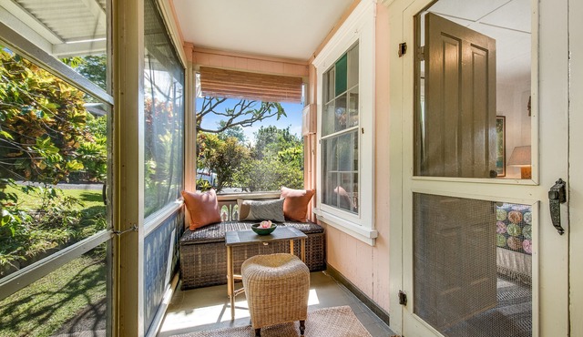 Delightful Artful Bungalow on Historic Estate Property. Choice Holualoa!