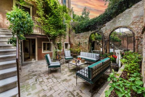 Dimora Orlando A breathtaking Venetian Retreat with Private Courtyard