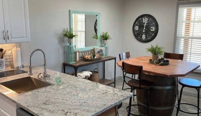 DOUBLE DOWN SUITE : Unit A Casino Retreat & Pickleball court