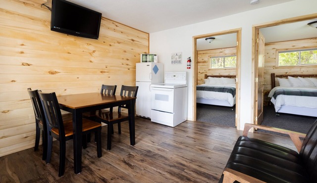 Duplex 2 Queen Bedroom Full Bath Full Kitchen 10 Minutes from West Glacier Park!