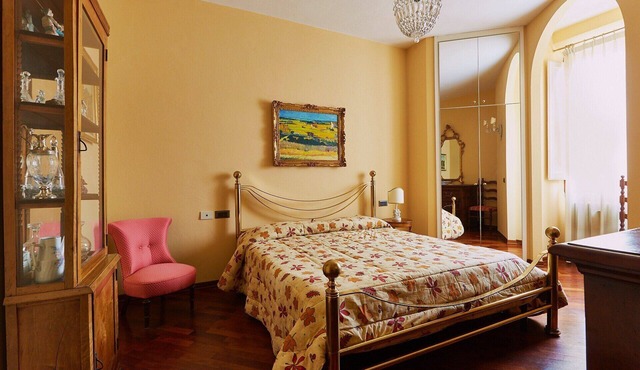 Elegant and bright apartment with private parking