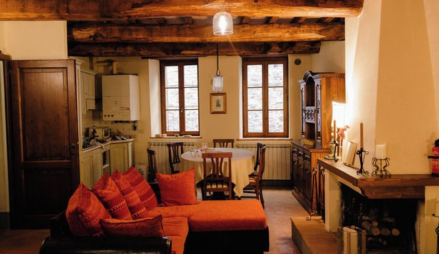 Elegant Apartment in Paciano's Historic Center with 2 En-suite Bedrooms