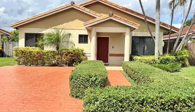 EPIC Escape/Pool Access Near Malls Airport Hospita