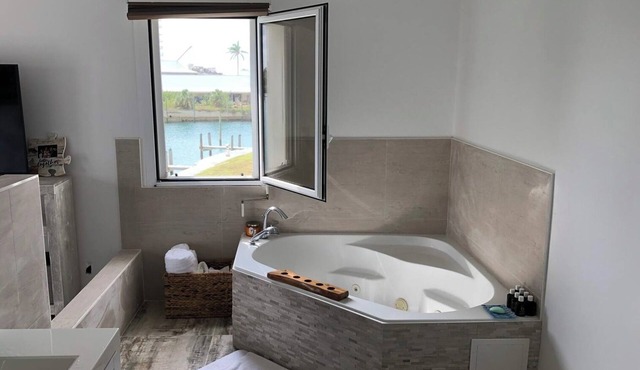 European designed townhouse with boat dock access and 5 mins walk from beach.