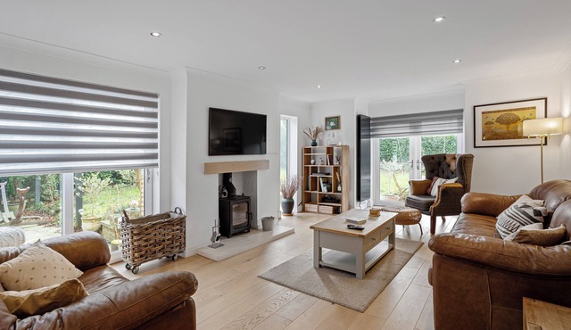 Evergreen Eco House - Large home with Parking, WIFI in a central location.