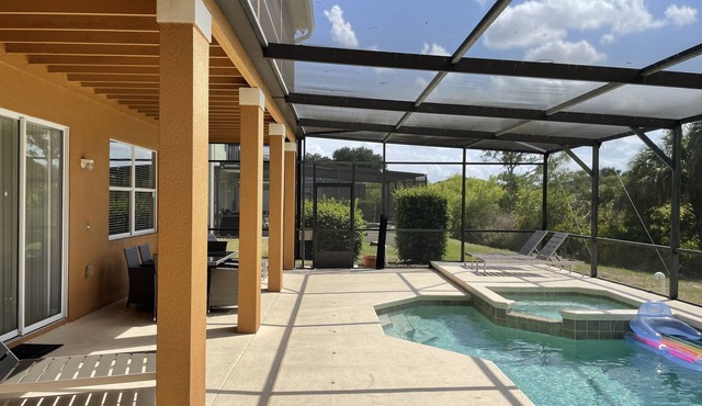Executive 5 Bed 4 Bath Villa - South Facing Pool & Spa only 15 mins from Disney