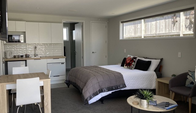 Executive Studio Retreat – 400m to the Beach