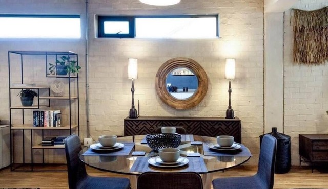 Executive Studio + Free Parking + Street Art Murals near Woodstock Craft Markets