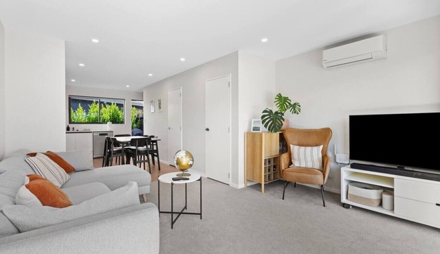 Executive Townhouse (by Furnished Rentals)