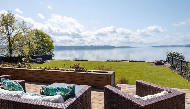 Exhale Rotorua: Jandals & Joy Lakefront Retreat
